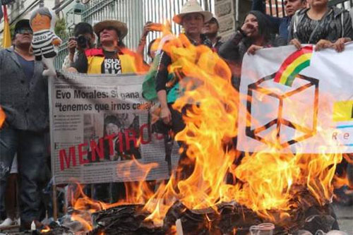 Un muerto y dos policías heridos en una jornada de protesta en Bolivia